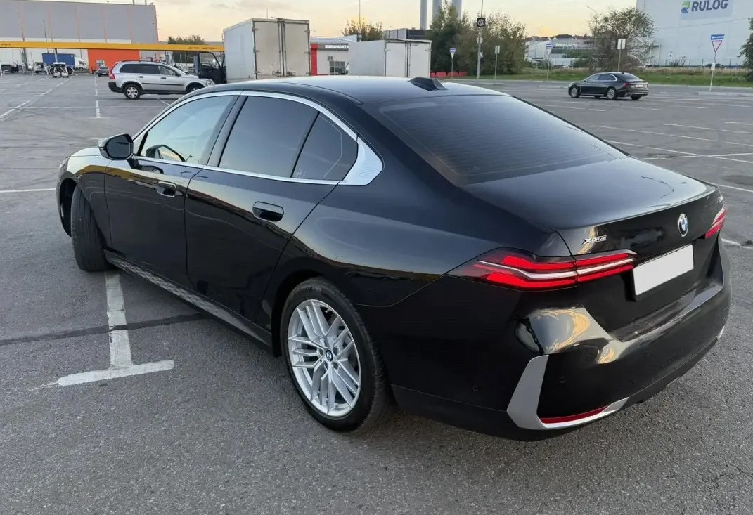 Аренда bmw 5-serii премиум класса 2024 года в городе Москва Котельники от 11200 руб./сутки, полный привод, двигатель: бензин, объем 2 литра, ОСАГО (Впишу в полис), без водителя, недорого, вид 4 - RentRide