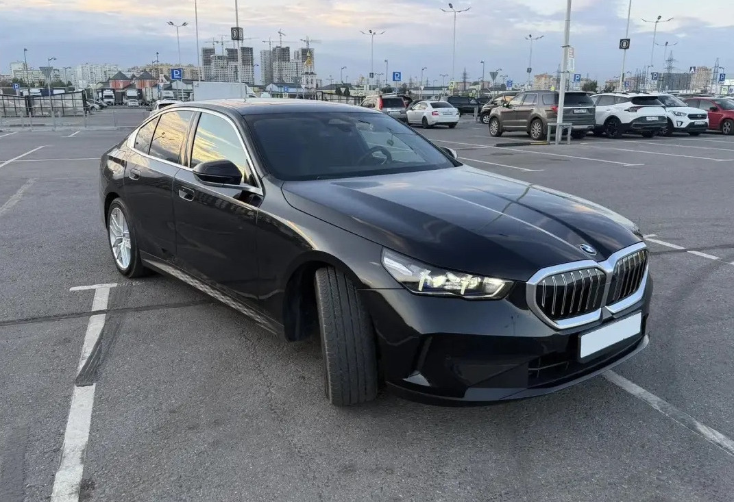 Аренда bmw 5-serii премиум класса 2024 года в городе Москва Котельники от 11200 руб./сутки, полный привод, двигатель: бензин, объем 2 литра, ОСАГО (Впишу в полис), без водителя, недорого, вид 2 - RentRide