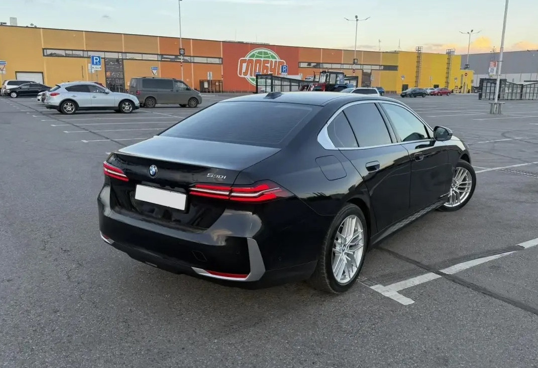 Аренда bmw 5-serii премиум класса 2024 года в городе Москва Котельники от 11200 руб./сутки, полный привод, двигатель: бензин, объем 2 литра, ОСАГО (Впишу в полис), без водителя, недорого, вид 3 - RentRide
