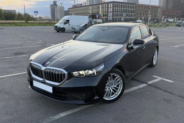 Прокат авто bmw 5-serii премиум класса 2024 года в городе Москва Котельники от 11200 руб./сутки, полный привод, двигатель: бензин, объем 2 литра, ОСАГО (Впишу в полис), без водителя, недорого - RentRide