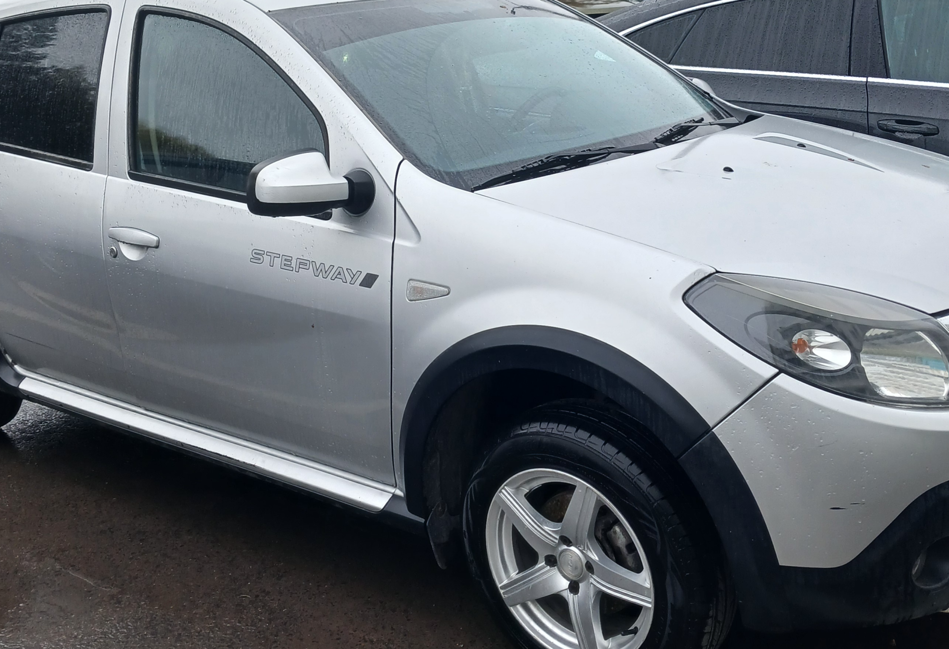 Аренда renault sandero-stepway эконом класса 2012 года в городе Москва от 880 руб./сутки, передний привод, ОСАГО (Впишу в полис), без водителя, недорого, вид 2 - RentRide