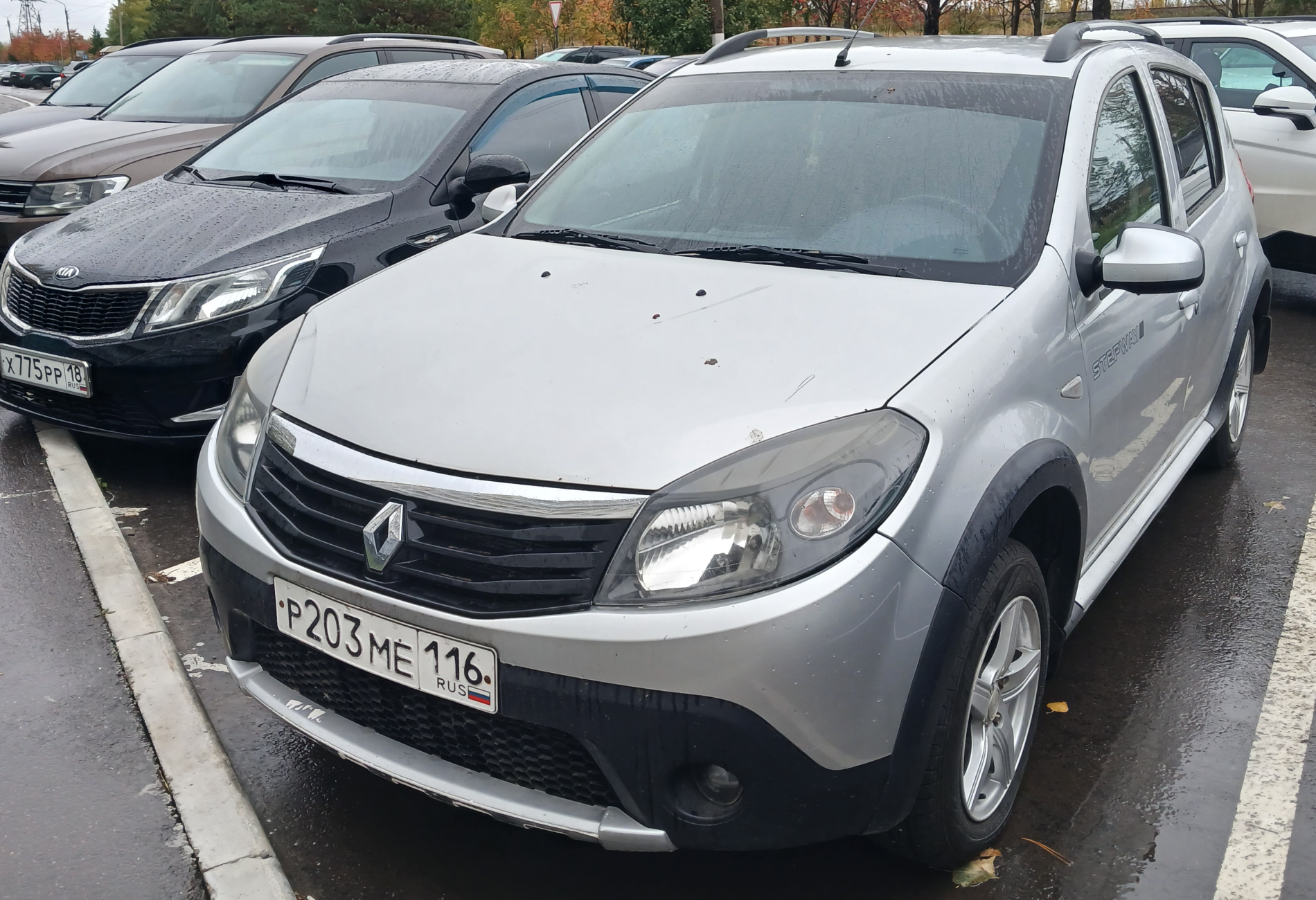 Аренда renault sandero-stepway эконом класса 2012 года в городе Москва от 880 руб./сутки, передний привод, ОСАГО (Впишу в полис), без водителя, недорого - RentRide