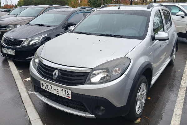 Прокат авто renault sandero-stepway эконом класса 2012 года в городе Менделеевск от 880 руб./сутки, передний привод, ОСАГО (Впишу в полис), без водителя, недорого - RentRide