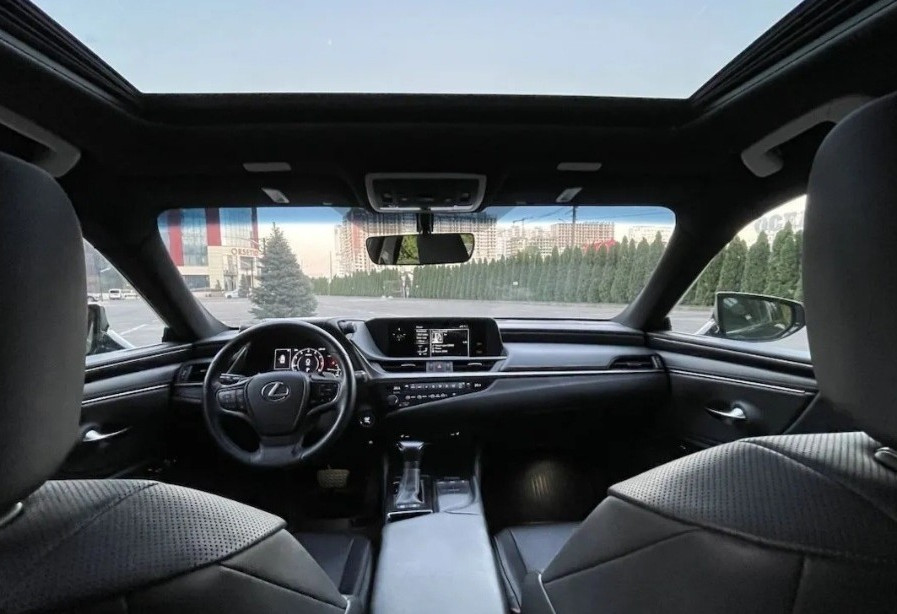 Аренда lexus es бизнес класса 2019 года в городе Москва от 5200 руб./сутки, передний привод, двигатель: бензин, объем 2.5 литров, ОСАГО (Впишу в полис), без водителя, недорого, вид 2 - RentRide