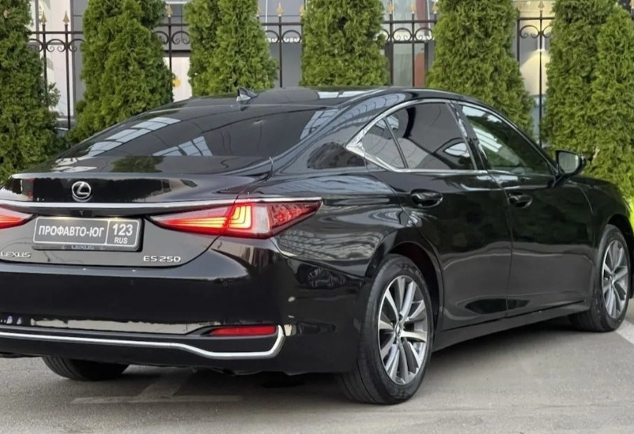Аренда lexus es бизнес класса 2019 года в городе Москва от 5200 руб./сутки, передний привод, двигатель: бензин, объем 2.5 литров, ОСАГО (Впишу в полис), без водителя, недорого, вид 4 - RentRide