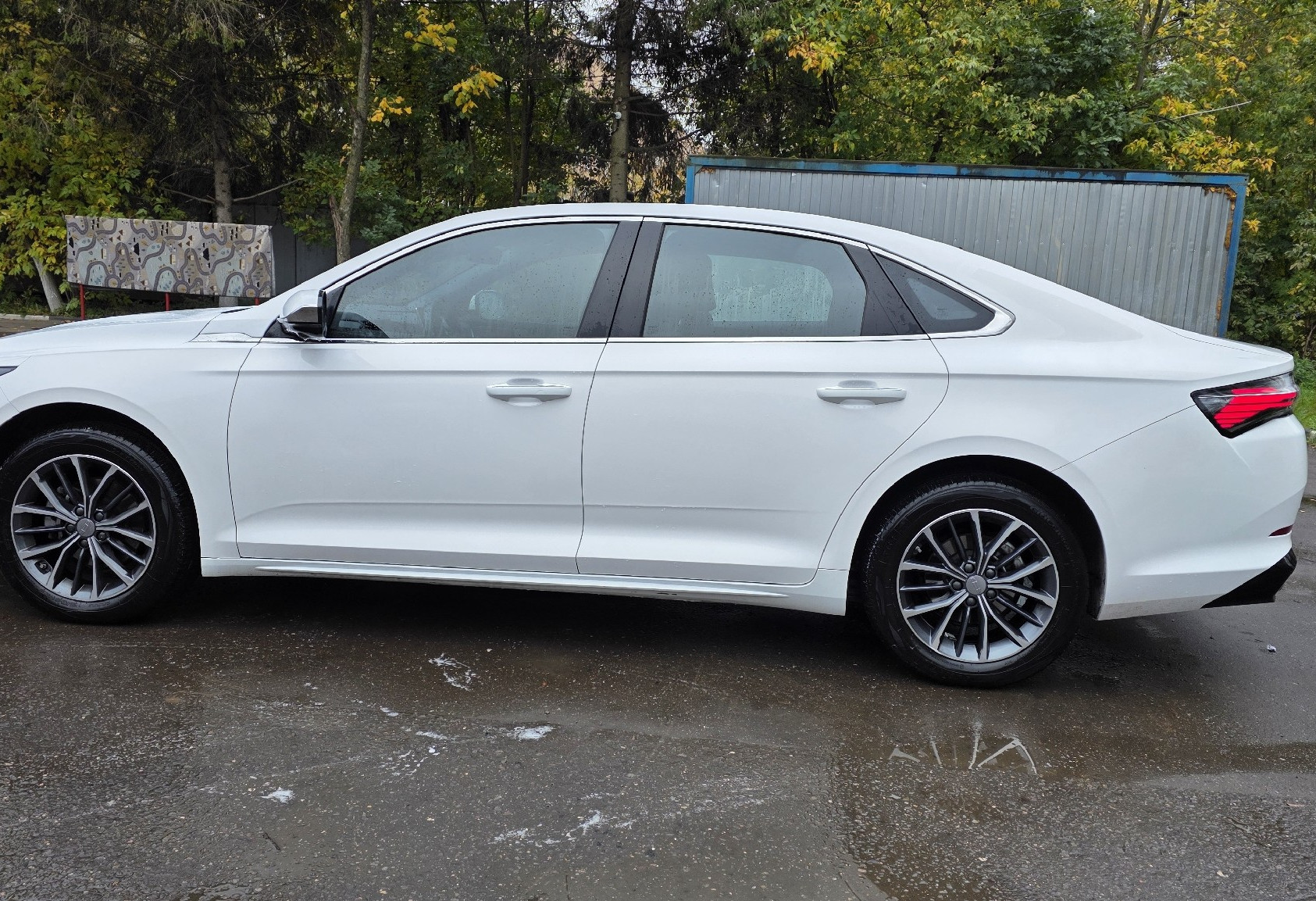 Аренда geely preface комфорт класса 2024 года в городе Москва от 4000 руб./сутки, задний привод, двигатель: бензин, объем 2 литра, ОСАГО (Мультидрайв), без водителя, недорого, вид 4 - RentRide