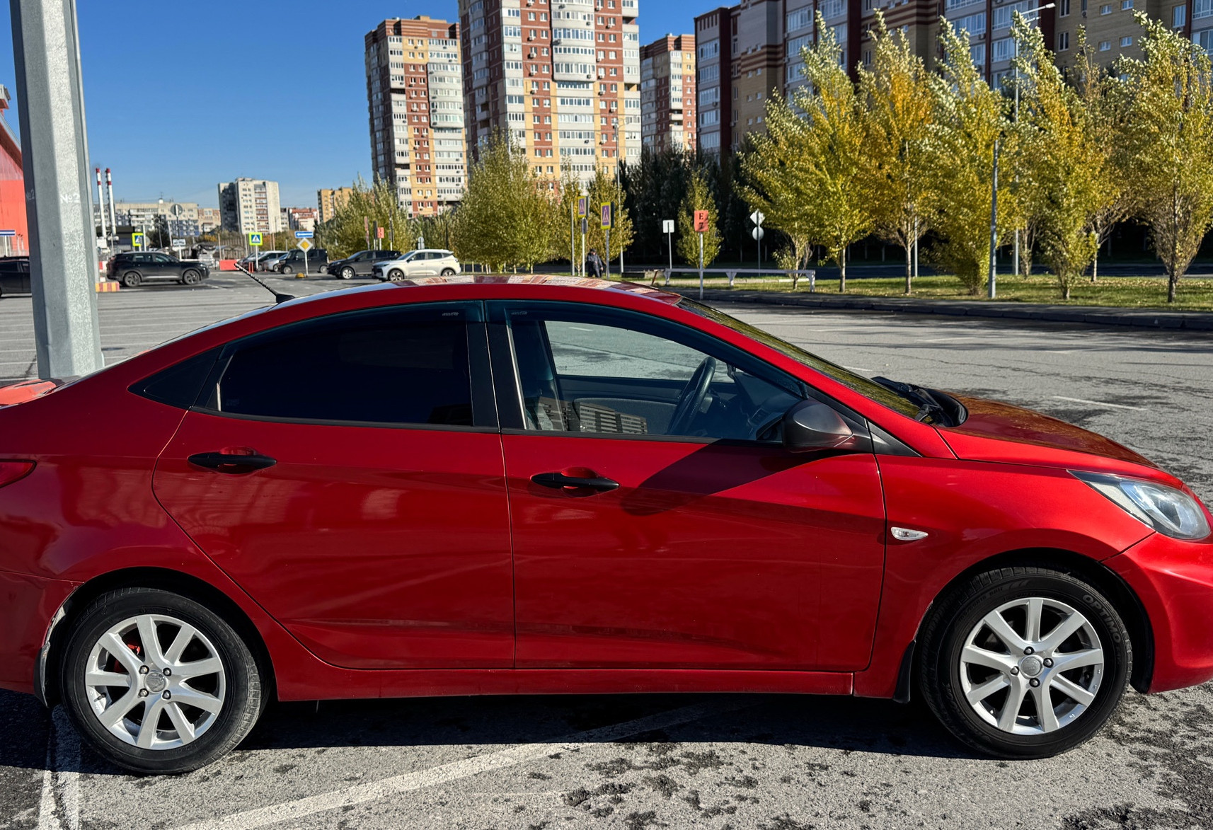 Аренда hyundai solaris эконом класса 2013 года в городе Москва от 2160 руб./сутки, передний привод, двигатель: бензин, объем 1.6 литров, ОСАГО (Мультидрайв), без водителя, недорого, вид 5 - RentRide