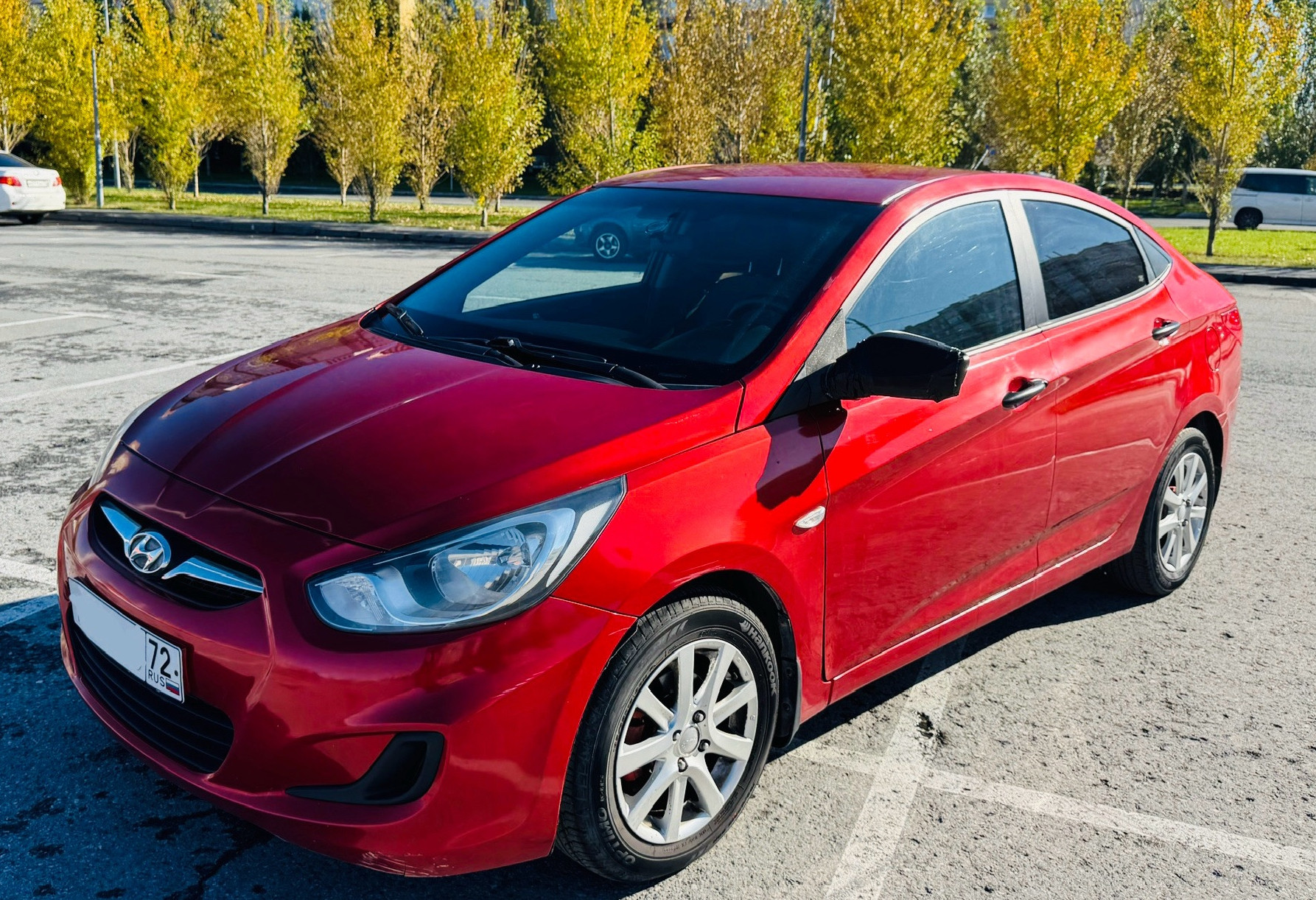 Аренда hyundai solaris эконом класса 2013 года в городе Москва от 2160 руб./сутки, передний привод, двигатель: бензин, объем 1.6 литров, ОСАГО (Мультидрайв), без водителя, недорого - RentRide
