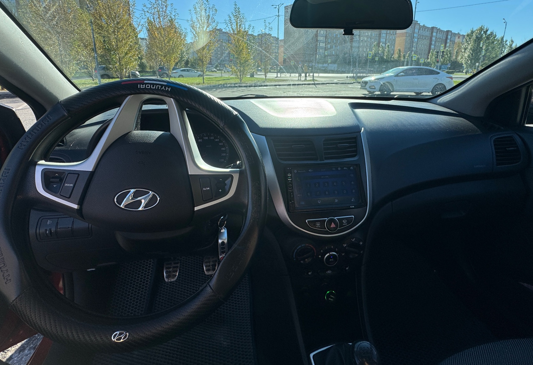 Аренда hyundai solaris эконом класса 2013 года в городе Москва от 2160 руб./сутки, передний привод, двигатель: бензин, объем 1.6 литров, ОСАГО (Мультидрайв), без водителя, недорого, вид 6 - RentRide