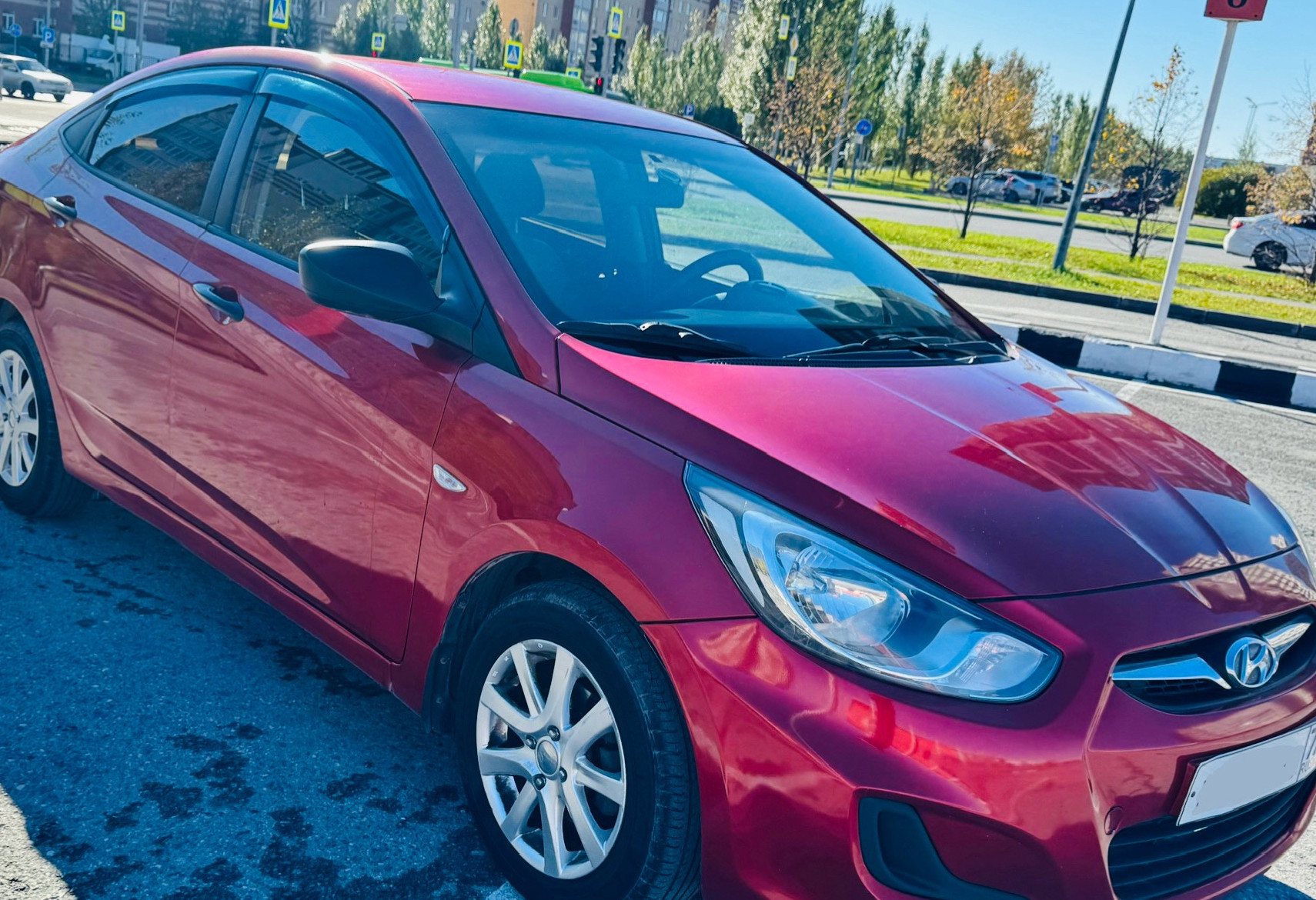 Аренда hyundai solaris эконом класса 2013 года в городе Москва от 2160 руб./сутки, передний привод, двигатель: бензин, объем 1.6 литров, ОСАГО (Мультидрайв), без водителя, недорого, вид 8 - RentRide
