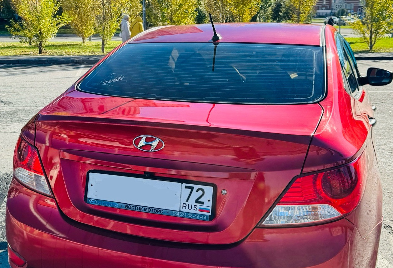 Аренда hyundai solaris эконом класса 2013 года в городе Москва от 2160 руб./сутки, передний привод, двигатель: бензин, объем 1.6 литров, ОСАГО (Мультидрайв), без водителя, недорого, вид 3 - RentRide