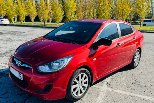 Прокат авто hyundai solaris эконом класса 2013 года в городе Тюмень от 2160 руб./сутки, передний привод, двигатель: бензин, объем 1.6 литров, ОСАГО (Мультидрайв), без водителя, недорого - RentRide