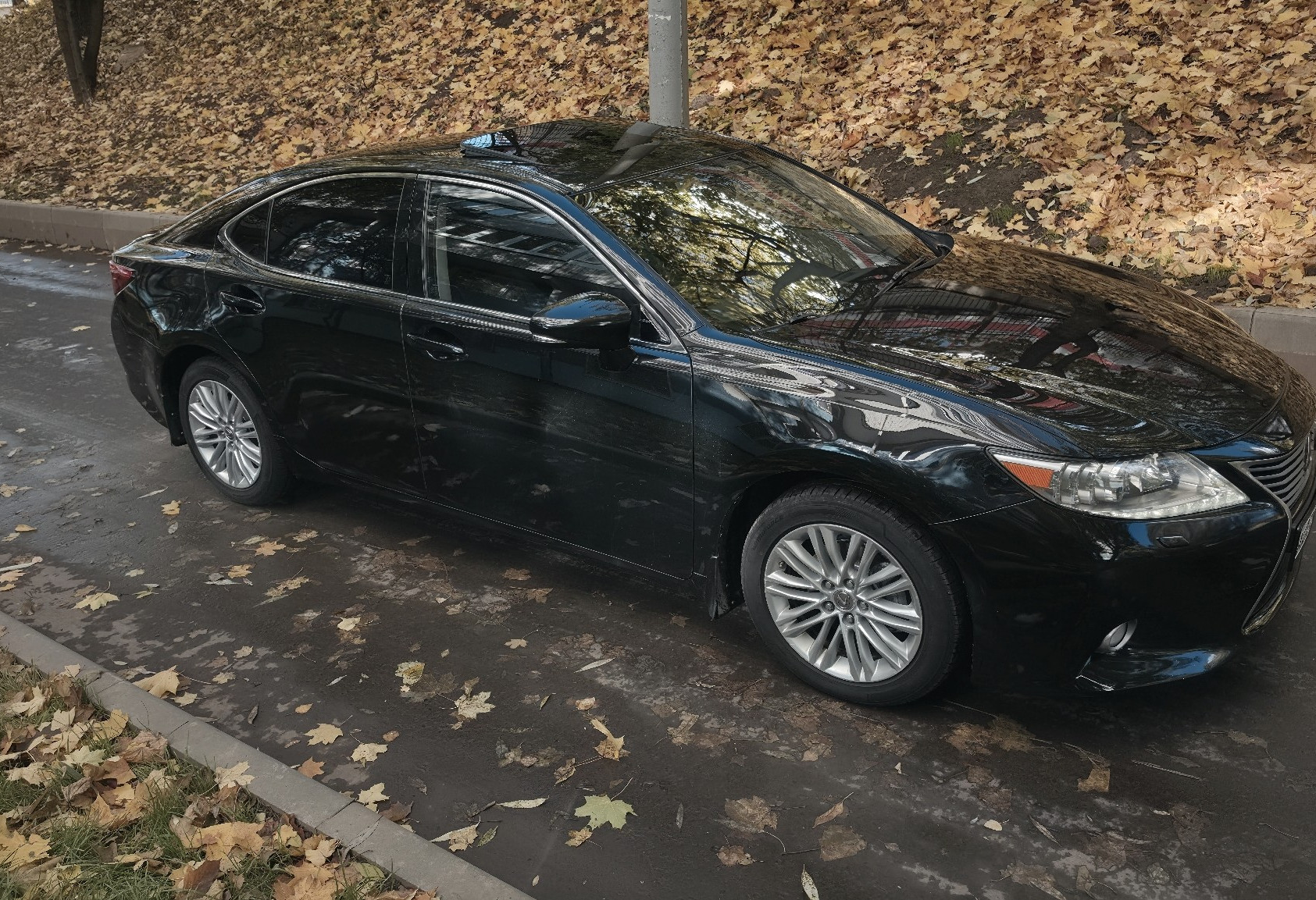Аренда lexus es бизнес класса 2014 года в городе Москва Царицыно от 6400 руб./сутки, передний привод, двигатель: бензин, объем 2.5 литров, ОСАГО (Впишу в полис), без водителя, недорого, вид 3 - RentRide
