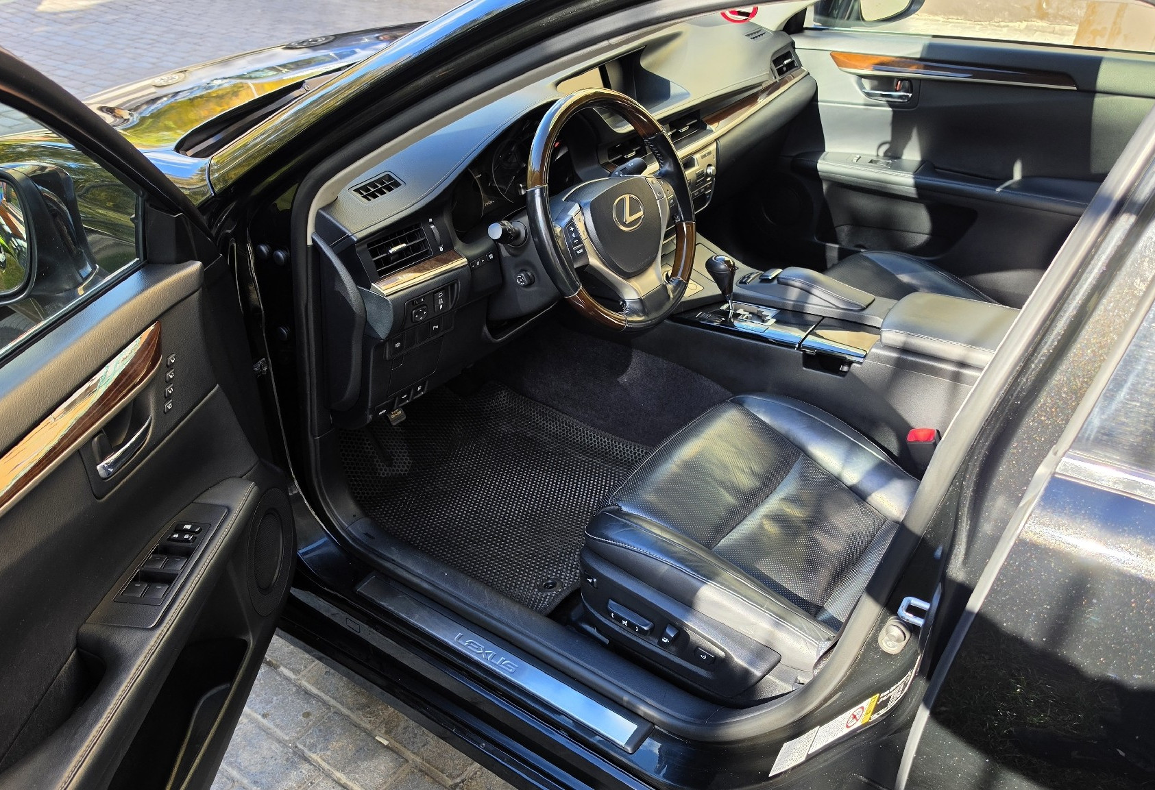 Аренда lexus es бизнес класса 2014 года в городе Москва Царицыно от 6400 руб./сутки, передний привод, двигатель: бензин, объем 2.5 литров, ОСАГО (Впишу в полис), без водителя, недорого, вид 12 - RentRide