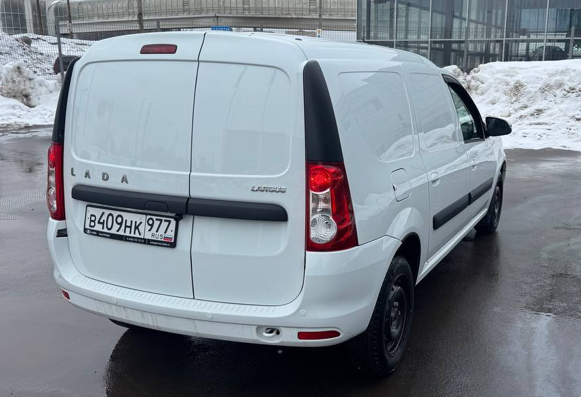 Аренда lada-vaz largus эконом класса 2025 года в городе Москва от 2400 руб./сутки, передний привод, двигатель: бензин, объем 1.6 литров, ОСАГО (Впишу в полис), без водителя, недорого, вид 4 - RentRide