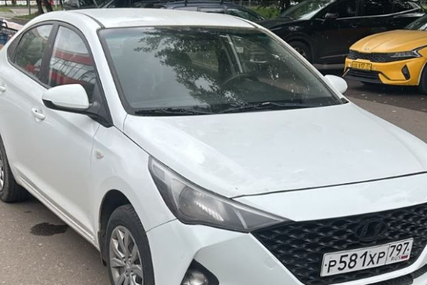 Прокат авто hyundai solaris эконом класса 2021 года в городе Москва Зюзино от 2000 руб./сутки, передний привод, двигатель: бензин, объем 1.6 литров, ОСАГО (Впишу в полис), без водителя, недорого - RentRide