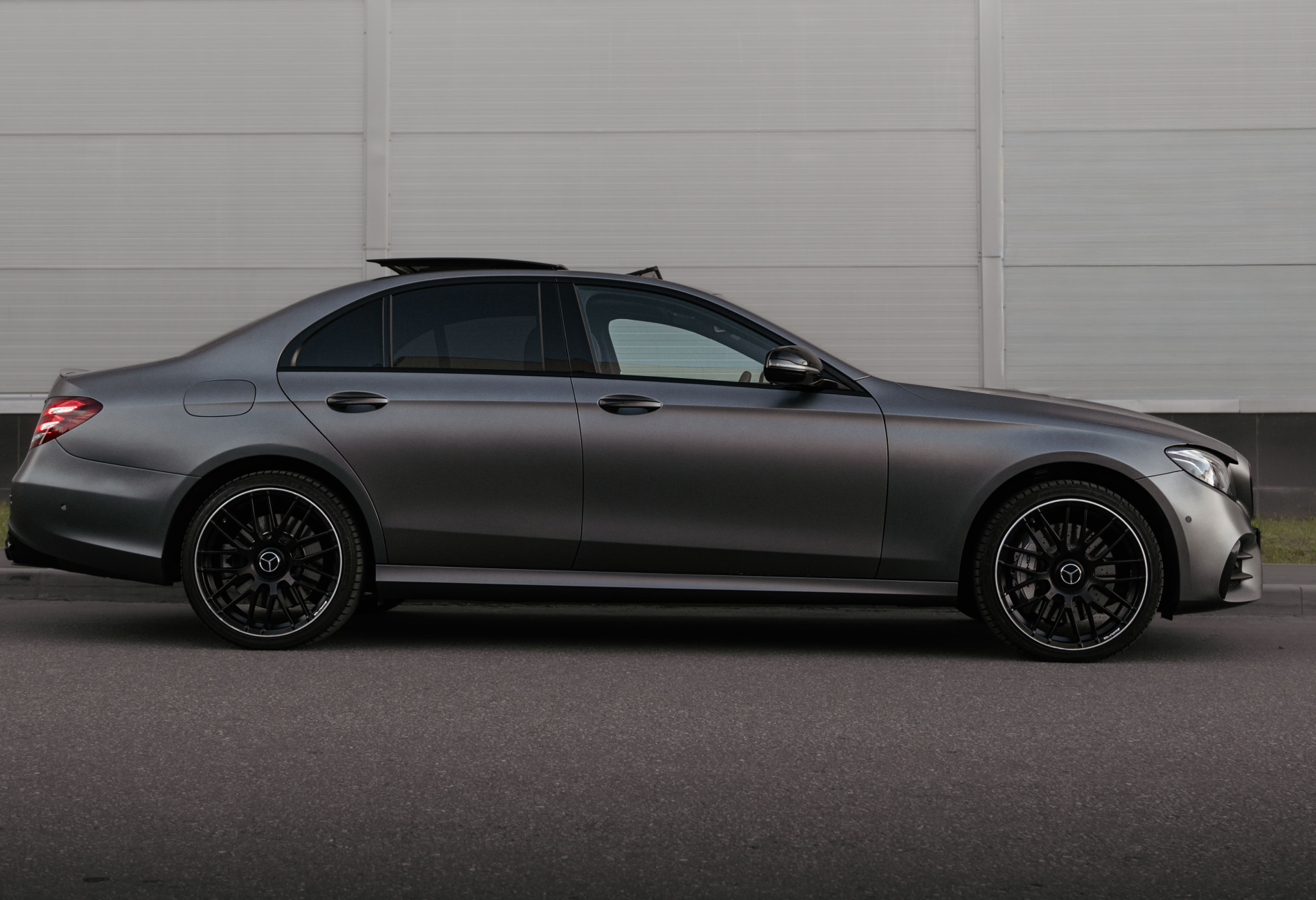 Аренда mercedes-benz e-klass-amg бизнес класса 2018 года в городе Москва Крылатское от 17200 руб./сутки, полный привод, двигатель: бензин, объем 3 литра, ОСАГО (Мультидрайв), без водителя, недорого, вид 3 - RentRide