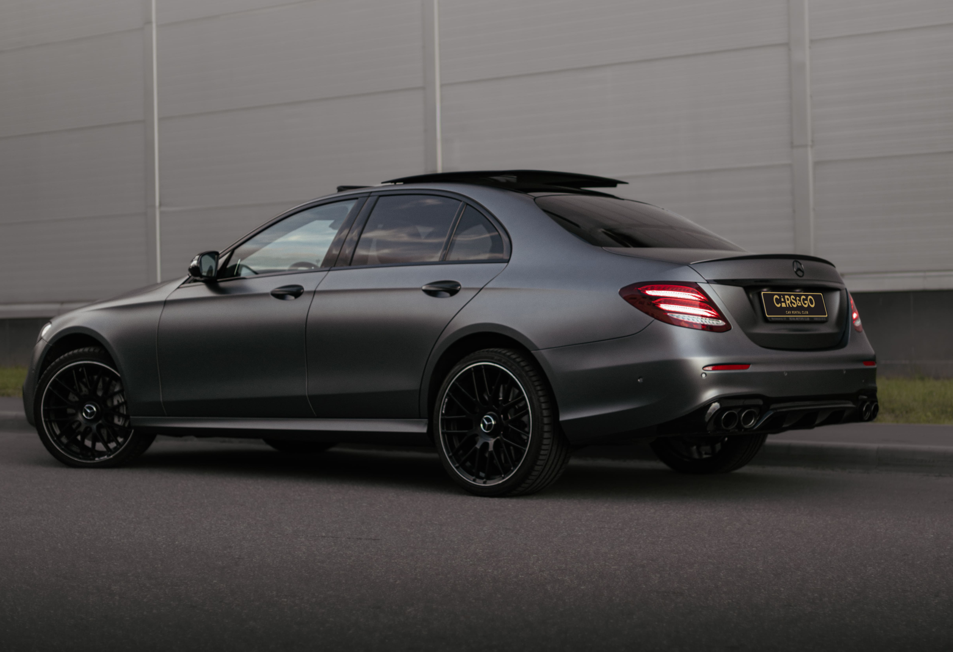 Аренда mercedes-benz e-klass-amg бизнес класса 2018 года в городе Москва Крылатское от 17200 руб./сутки, полный привод, двигатель: бензин, объем 3 литра, ОСАГО (Мультидрайв), без водителя, недорого, вид 4 - RentRide