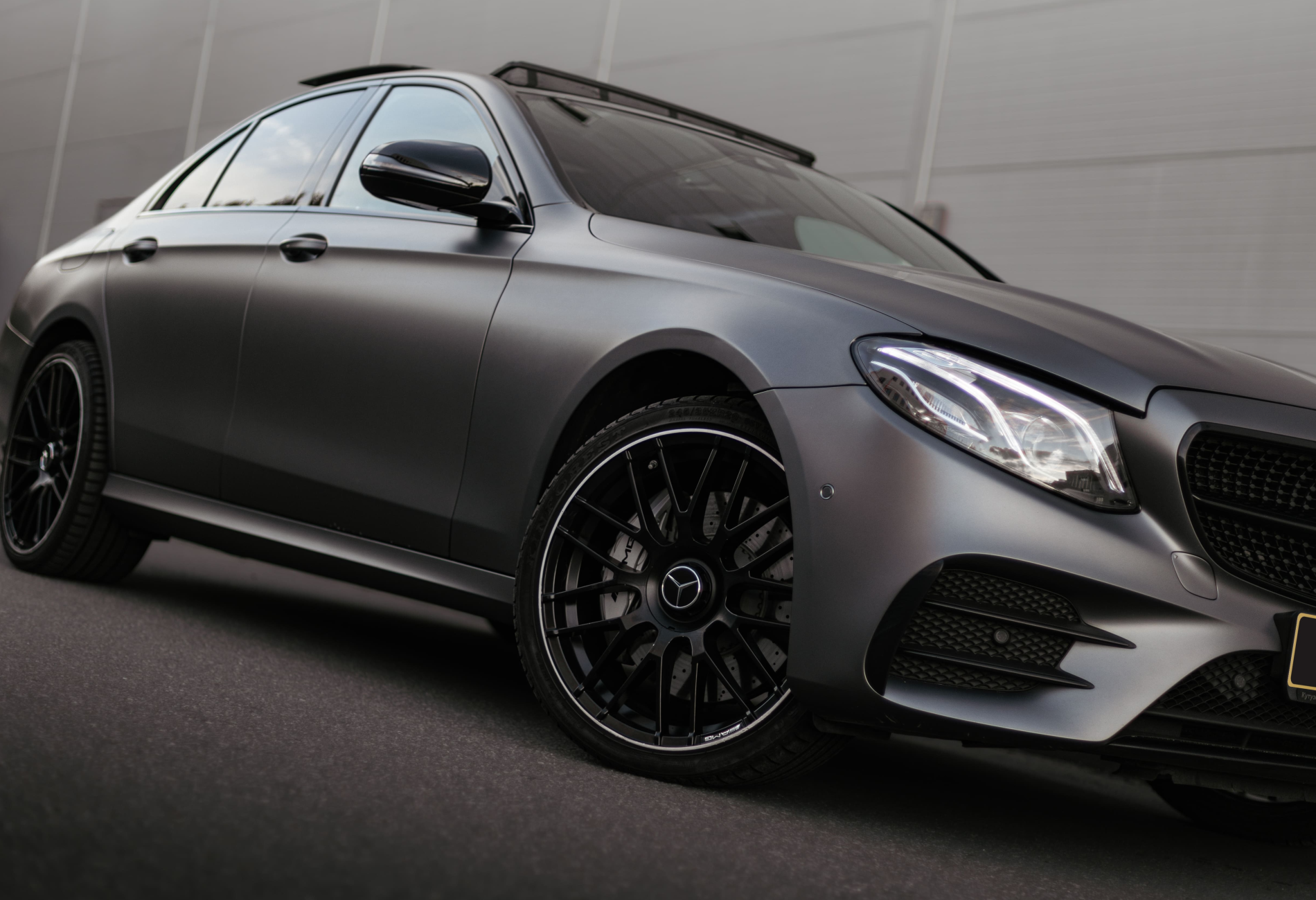 Аренда mercedes-benz e-klass-amg бизнес класса 2018 года в городе Москва Крылатское от 17200 руб./сутки, полный привод, двигатель: бензин, объем 3 литра, ОСАГО (Мультидрайв), без водителя, недорого, вид 2 - RentRide