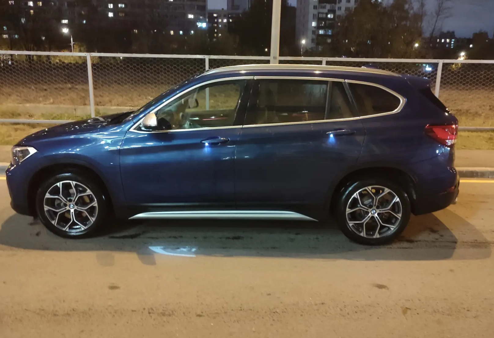Аренда bmw bmw бизнес класса 2022 года в городе Москва Щелковская от 4800 руб./сутки, передний привод, двигатель: бензин, объем 1499 литров, ОСАГО (Мультидрайв), без водителя, недорого - RentRide