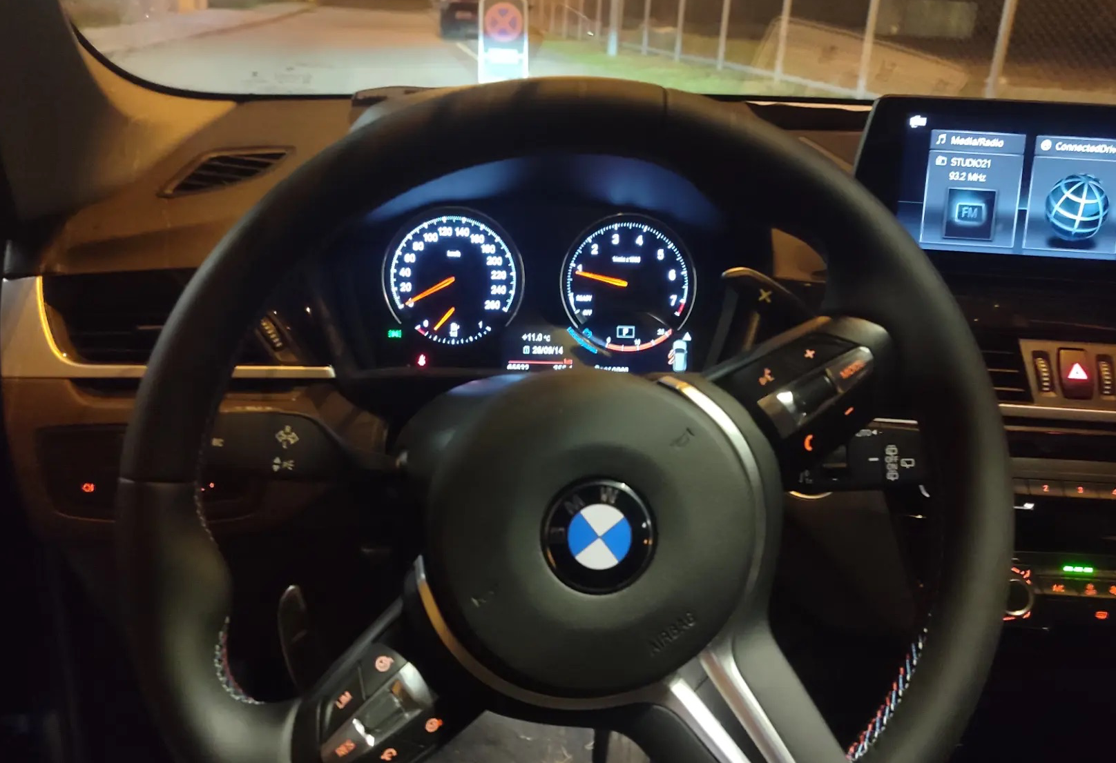 Аренда bmw bmw бизнес класса 2022 года в городе Москва Щелковская от 4800 руб./сутки, передний привод, двигатель: бензин, объем 1499 литров, ОСАГО (Мультидрайв), без водителя, недорого, вид 3 - RentRide