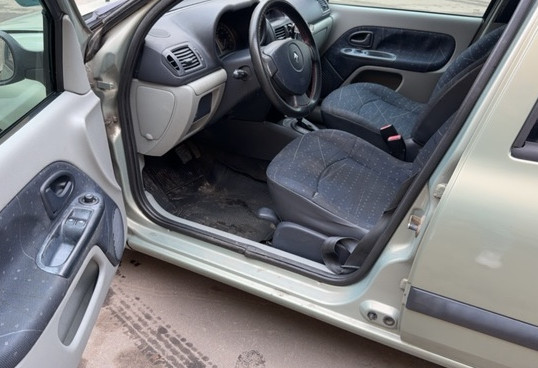 Аренда renault clio 2002 года в городе Москва Коптево от 1440 руб./сутки, передний привод, двигатель: бензин, объем 1.4 литра, ОСАГО (Впишу в полис), без водителя, недорого, вид 8 - RentRide