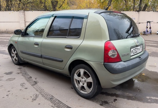 Аренда renault clio 2002 года в городе Москва Коптево от 1440 руб./сутки, передний привод, двигатель: бензин, объем 1.4 литра, ОСАГО (Впишу в полис), без водителя, недорого, вид 4 - RentRide