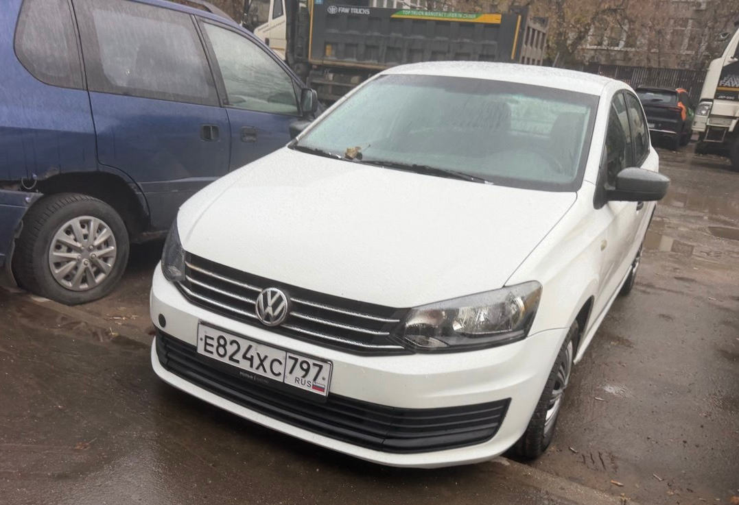 Аренда volkswagen polo эконом класса 2015 года в городе Москва от 1440 руб./сутки, передний привод, двигатель: бензин, объем 1.6 литров, без водителя, недорого - RentRide
