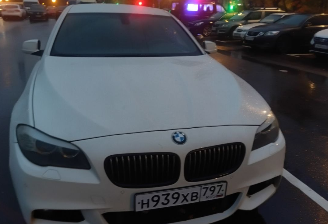 Аренда bmw 5-serii бизнес класса 2013 года в городе Москва Нахимовский проспект от 4000 руб./сутки, полный привод, двигатель: дизель, объем 2 литра, ОСАГО (Мультидрайв), без водителя, недорого, вид 6 - RentRide