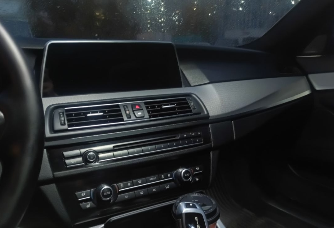 Аренда bmw 5-serii бизнес класса 2013 года в городе Москва Нахимовский проспект от 4000 руб./сутки, полный привод, двигатель: дизель, объем 2 литра, ОСАГО (Мультидрайв), без водителя, недорого, вид 11 - RentRide