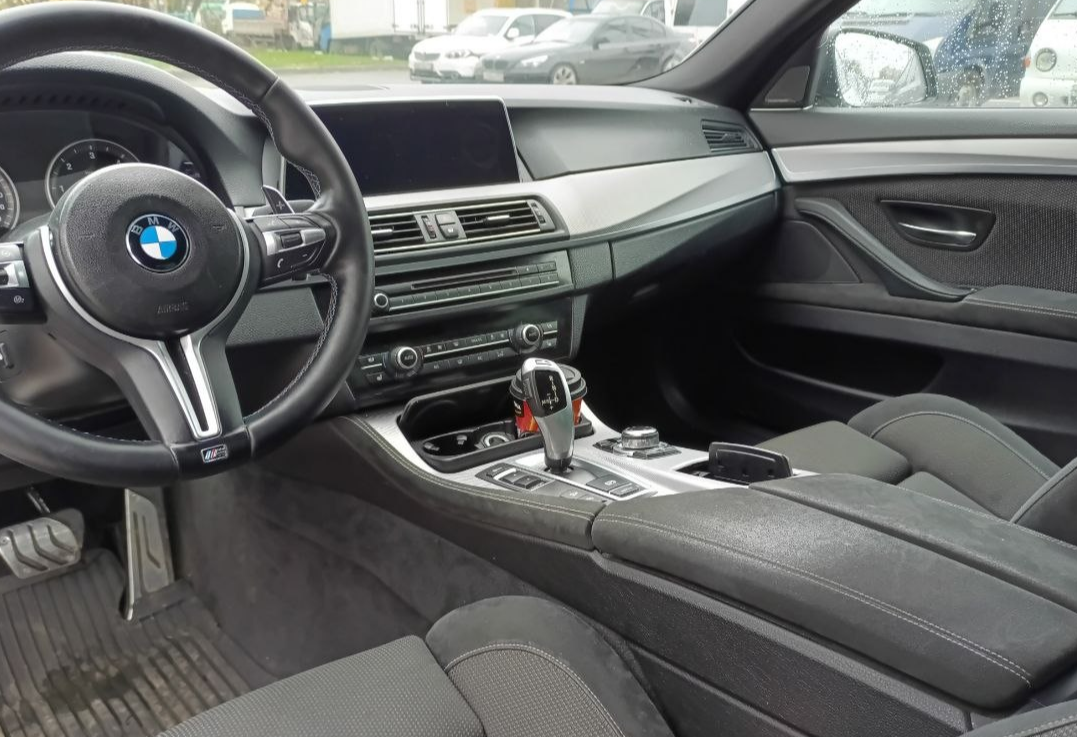Аренда bmw 5-serii бизнес класса 2013 года в городе Москва Нахимовский проспект от 4000 руб./сутки, полный привод, двигатель: дизель, объем 2 литра, ОСАГО (Мультидрайв), без водителя, недорого, вид 4 - RentRide
