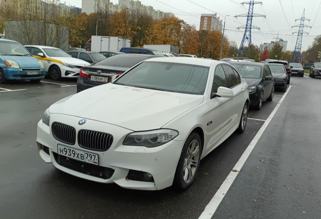 Аренда bmw 5-serii бизнес класса 2013 года в городе Москва Нахимовский проспект от 4000 руб./сутки, полный привод, двигатель: дизель, объем 2 литра, ОСАГО (Мультидрайв), без водителя, недорого, вид 5 - RentRide