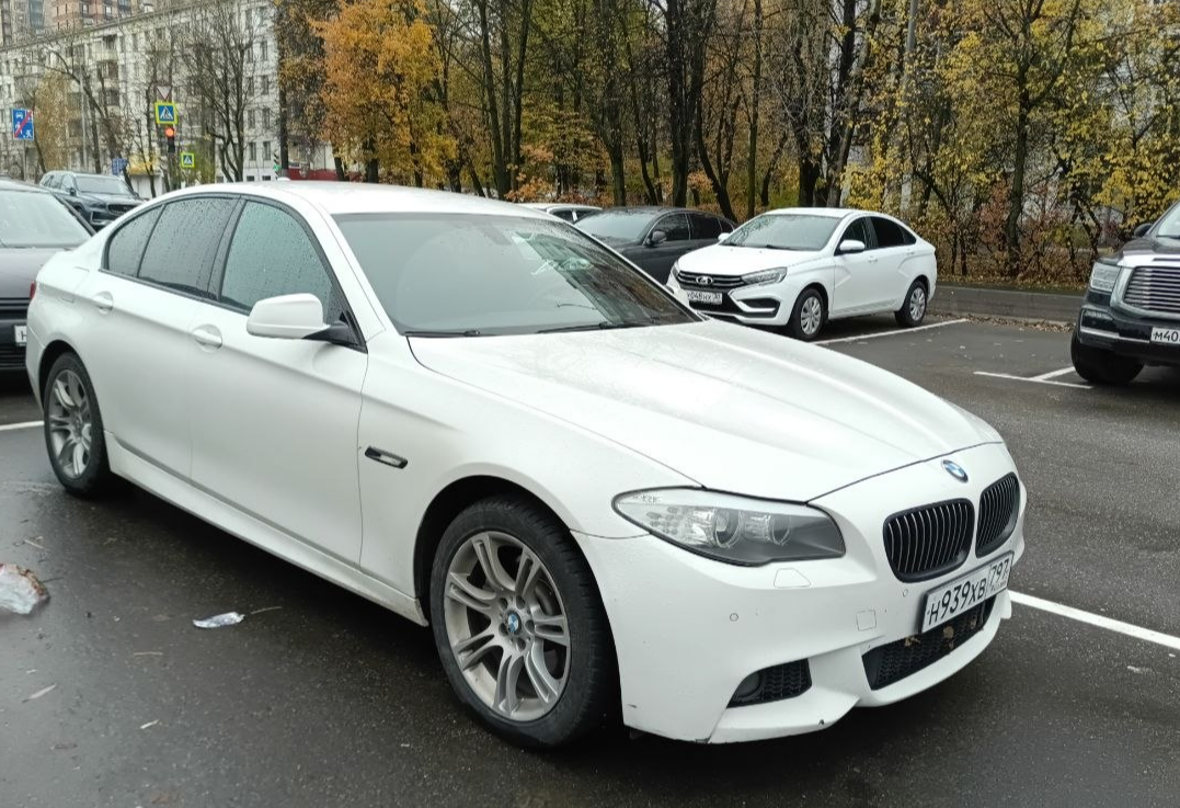 Аренда bmw 5-serii бизнес класса 2013 года в городе Москва Нахимовский проспект от 4000 руб./сутки, полный привод, двигатель: дизель, объем 2 литра, ОСАГО (Мультидрайв), без водителя, недорого - RentRide