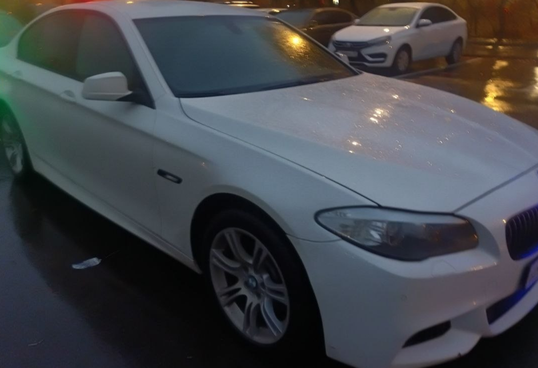Аренда bmw 5-serii бизнес класса 2013 года в городе Москва Нахимовский проспект от 4000 руб./сутки, полный привод, двигатель: дизель, объем 2 литра, ОСАГО (Мультидрайв), без водителя, недорого, вид 7 - RentRide