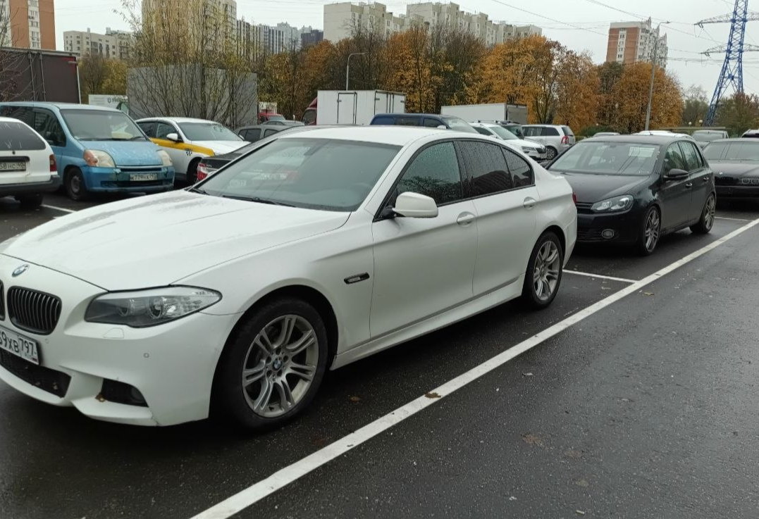 Аренда bmw 5-serii бизнес класса 2013 года в городе Москва Нахимовский проспект от 4000 руб./сутки, полный привод, двигатель: дизель, объем 2 литра, ОСАГО (Мультидрайв), без водителя, недорого, вид 2 - RentRide