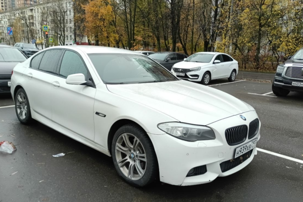 Прокат авто bmw 5-serii бизнес класса 2013 года в городе Москва Нахимовский проспект от 4000 руб./сутки, полный привод, двигатель: дизель, объем 2 литра, ОСАГО (Мультидрайв), без водителя, недорого - RentRide