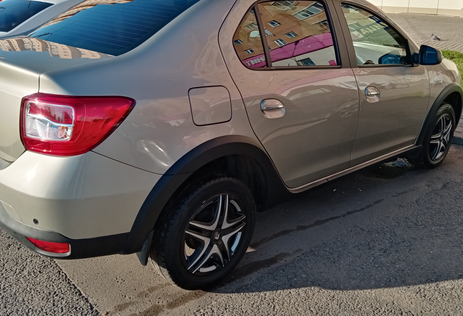 Аренда renault logan-stepway эконом класса 2020 года в городе Москва от 1800 руб./сутки, задний привод, двигатель: бензин, объем 1.6 литров, ОСАГО (Мультидрайв), без водителя, недорого, вид 2 - RentRide