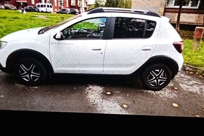 Прокат авто renault sandero эконом класса 2018 года в городе Фрязино от 1640 руб./сутки, передний привод, двигатель: бензин, объем 1.6 литров, ОСАГО (Мультидрайв), без водителя, недорого - RentRide