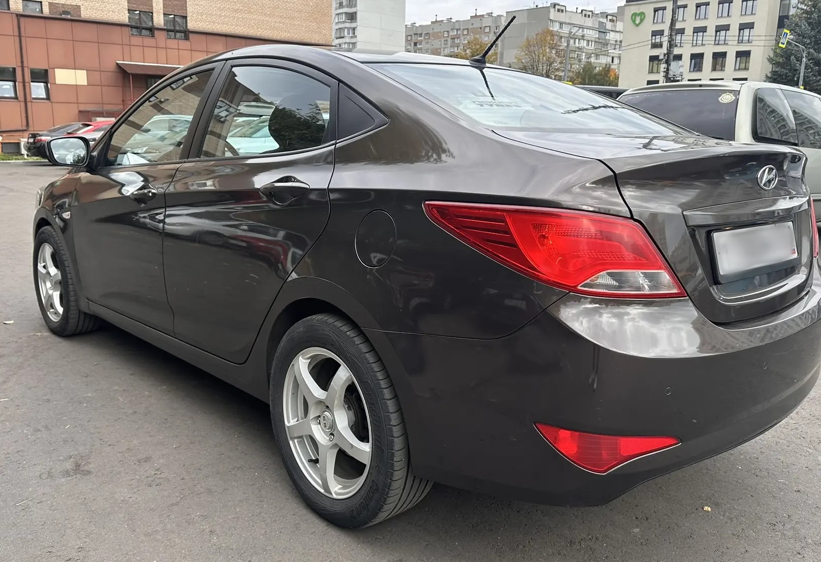 Аренда hyundai solaris эконом класса 2015 года в городе Москва Бульвар Дмитрия Донского от 1650 руб./сутки, передний привод, двигатель: бензин, объем 1.4 литра, ОСАГО (Мультидрайв), без водителя, недорого, вид 6 - RentRide