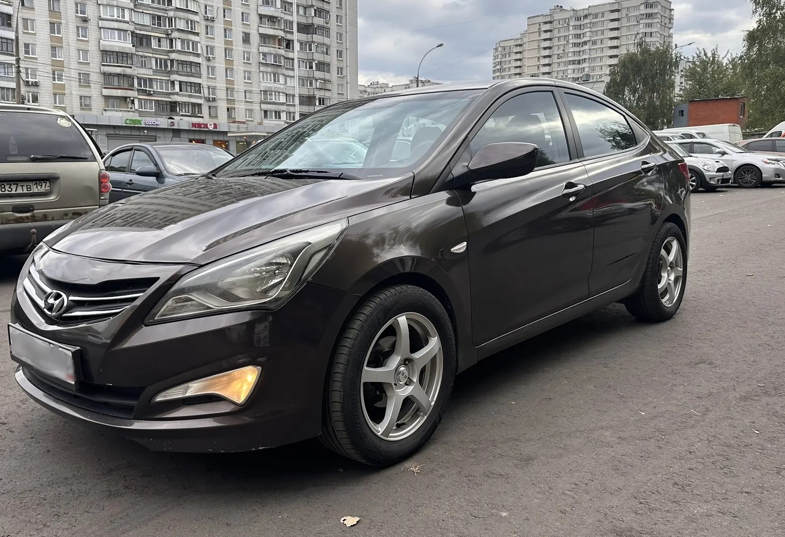 Аренда hyundai solaris эконом класса 2015 года в городе Москва Бульвар Дмитрия Донского от 1650 руб./сутки, передний привод, двигатель: бензин, объем 1.4 литра, ОСАГО (Мультидрайв), без водителя, недорого - RentRide