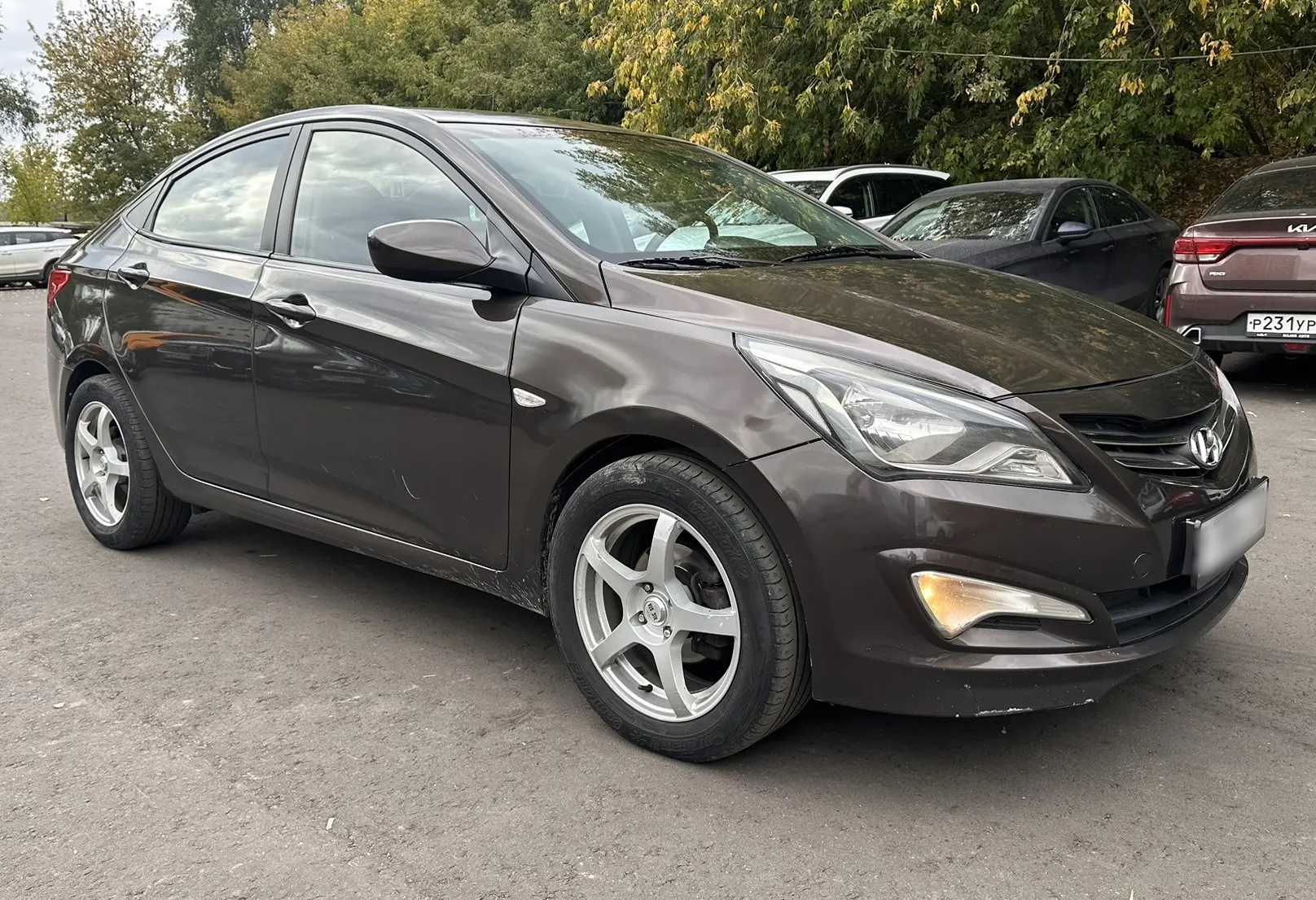 Аренда hyundai solaris эконом класса 2015 года в городе Москва Бульвар Дмитрия Донского от 1650 руб./сутки, передний привод, двигатель: бензин, объем 1.4 литра, ОСАГО (Мультидрайв), без водителя, недорого, вид 3 - RentRide