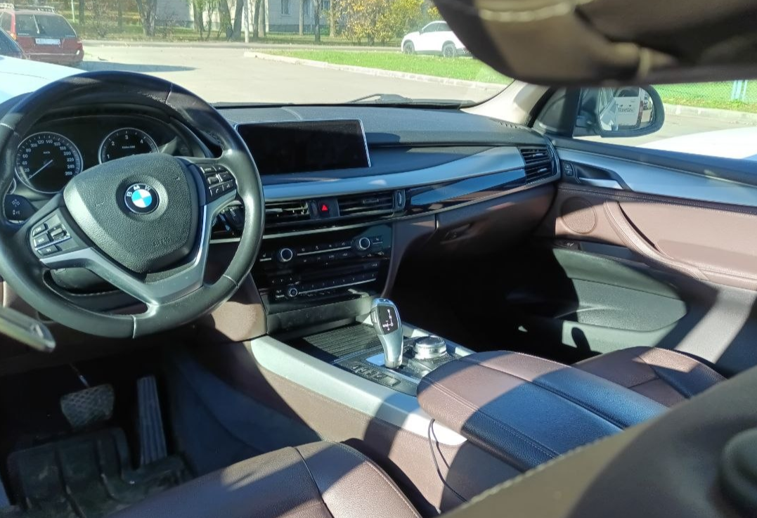 Аренда bmw x5 бизнес класса 2017 года в городе Москва Нахимовский проспект от 8000 руб./сутки, полный привод, двигатель: дизель, объем 2.5 литров, ОСАГО (Мультидрайв), без водителя, недорого, вид 7 - RentRide