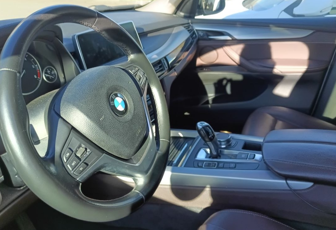 Аренда bmw x5 бизнес класса 2017 года в городе Москва Нахимовский проспект от 8000 руб./сутки, полный привод, двигатель: дизель, объем 2.5 литров, ОСАГО (Мультидрайв), без водителя, недорого, вид 6 - RentRide
