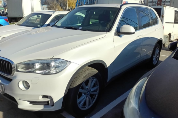Прокат авто bmw x5 бизнес класса 2017 года в городе Москва Нахимовский проспект от 8000 руб./сутки, полный привод, двигатель: дизель, объем 2.5 литров, ОСАГО (Мультидрайв), без водителя, недорого - RentRide
