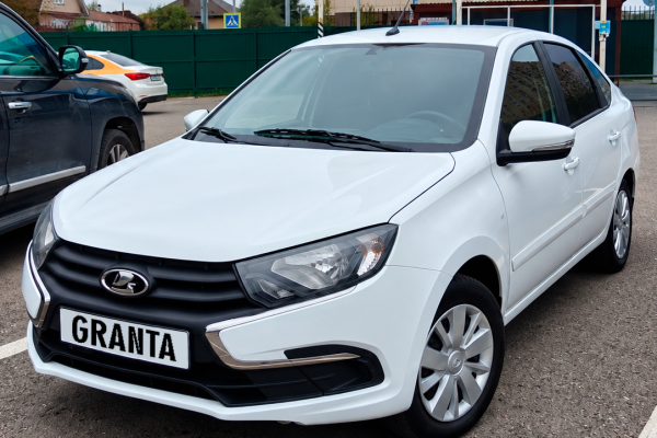 Прокат авто lada granta эконом класса 2021 года в городе Королев от 2000 руб./сутки, передний привод, двигатель: бензин, объем 1.5 литров, ОСАГО (Впишу в полис), без водителя, недорого - RentRide