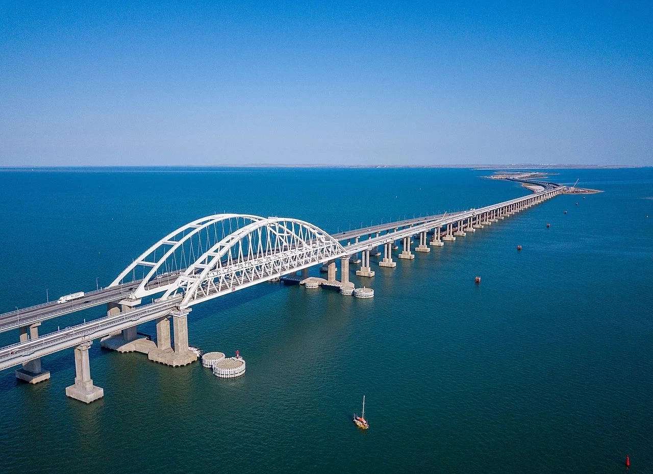 Крымский мост для автомобилей и поездов