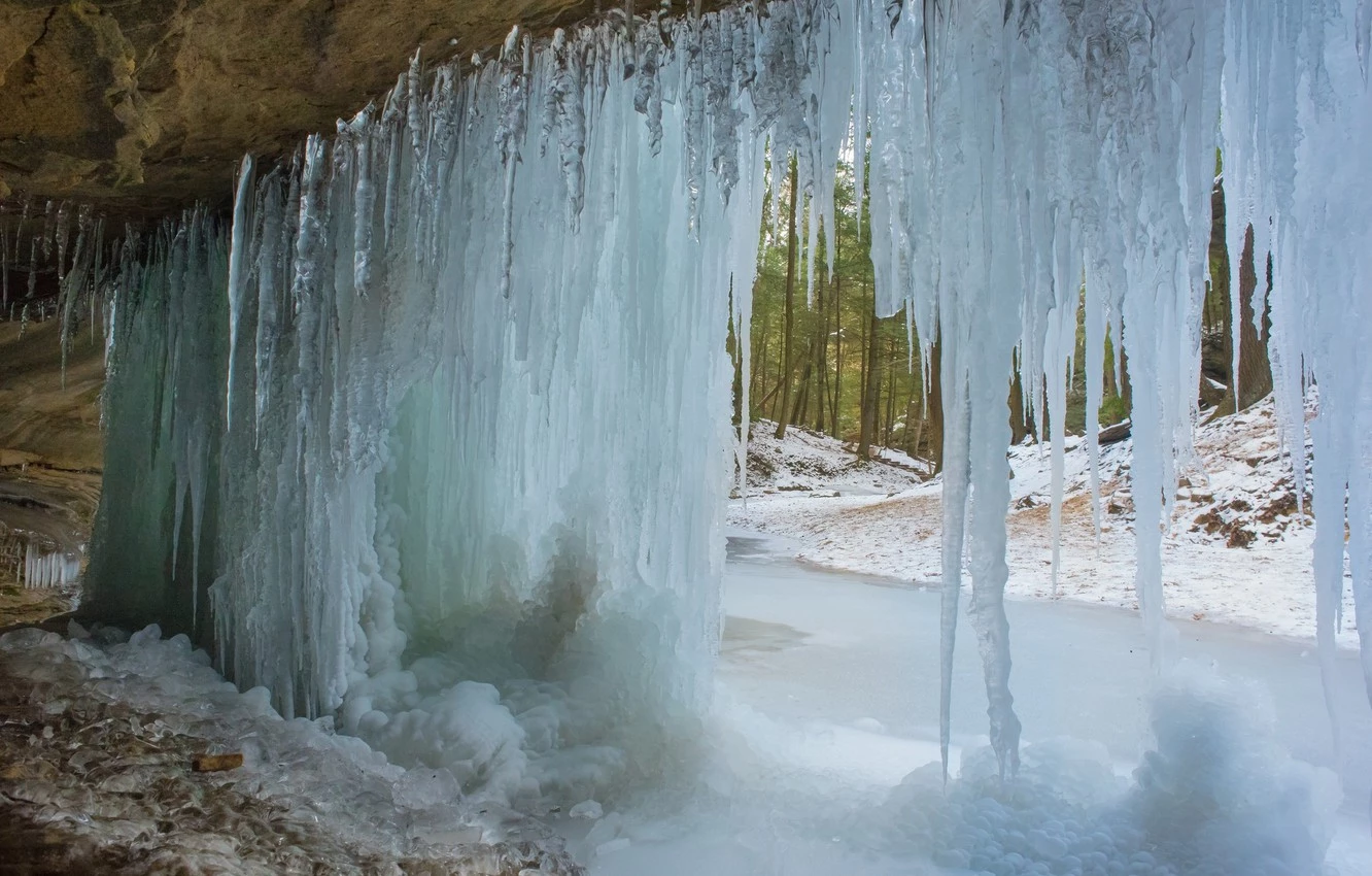 Водопад «Радужный» зимой