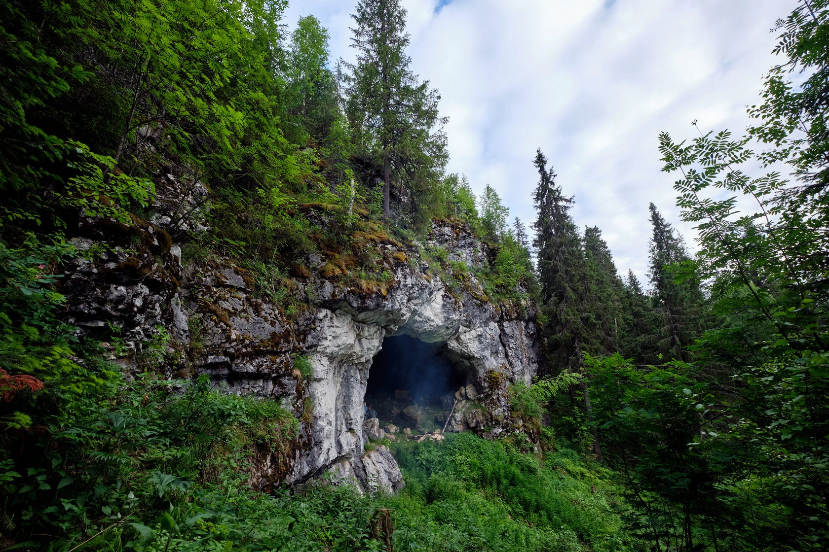 Пермский край и его скалы с пещерами для туристов